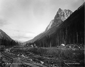 Mount Macdonald östlich des Rogers Passes (1887)
