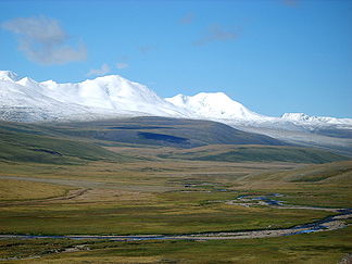 Tawan-Bogd-Gruppe von Ukokplateau (Russland, Norden) aus; der Chüiten ganz links im Hintergrund; vorn der Fluss Kalguty in Einzugsbereich des Argut