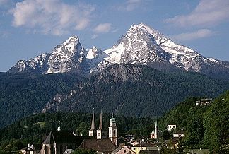 Watzmann, im Vordergrund die Kirchtürme von Berchtesgaden
