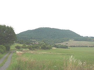 Blick von Südwesten auf den Vladař mit Kolešov und Vladořice