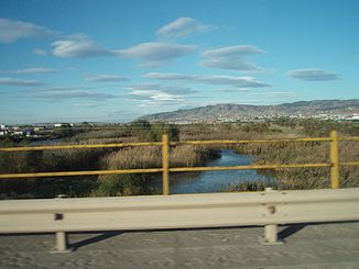 Der Fluss Gallikos im Gebiet der Gemeinde Eleftherio-Kordelio, Präfektur Thessaloniki, von der Brücke der Nationalstraße 2 aus gesehen.