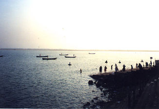 Der Godavari Fluss, angrenzend die Stadt Kovvur
