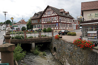 Die Modau im Stadtzentrum von Ober-Ramstadt