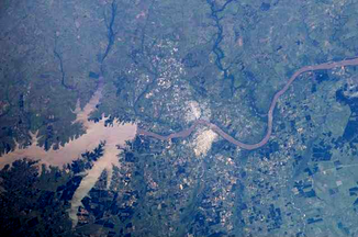 Der Río Uruguay mit dem Stausee Salto Grande und den Städten Salto und Concordia (Die Himmelsrichtung Nord liegt in dieser Bildansicht links)