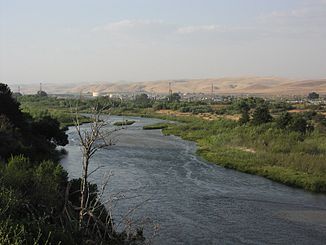 Der Salinas River im oberen Salinas Valley bei San Ardo, im Hintergrund Ölfelder