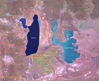 Luftaufnahme von Lago Muster (links) und Colhué Huapi (rechts)
