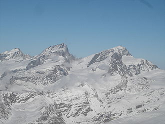 Allalinhorn, Rimpfischhorn und Strahlhorn (v.l.n.r.) von Westen, in der Bildmitte der Adlerpass