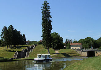 Canal de Briare - Les deux tracés et les sept écluses à Rogny.jpg