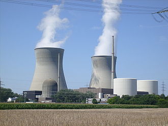 Das Kernkraftwerk Gundremmingen: Block A (links vorn), Blöcke B und C (rechts) mit beiden Kühltürmen (hinten)