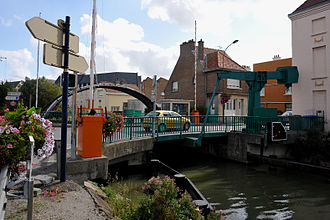 Klappbrücke über den Kanal in der Stadt Bourbourg