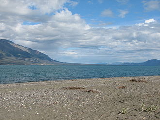Kluane Lake von Silver City aus gesehen mit Blick auf das Massiv des Kluane-Nationalparks (links im Bild)
