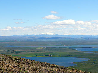 Apavatn (Bildmitte), im Vordergrund der Laugarvatn, im Hintergrund die Hekla