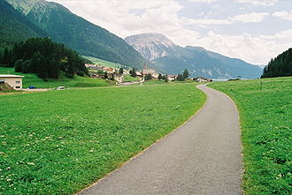 Radweg über die Passhöhe, Blick nach Süden, in Bildmitte der Endkopf