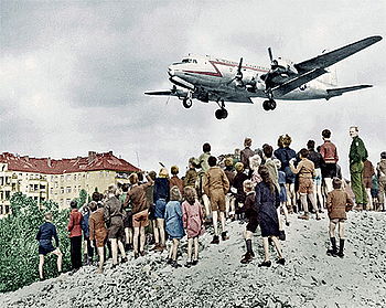 C-54 im Anflug auf Berlin-Tempelhof
