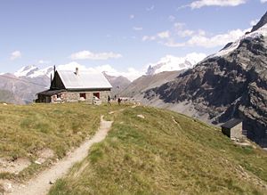 Schönbielhütte, rechts der Fuss des Matterhorns