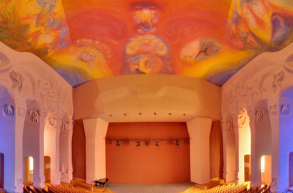 Blick von der Empore in den Grossen Saal zur Bühne und der Deckenmalerei, mittig die „I-A-O-Szene“