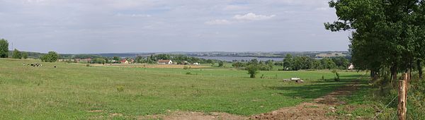 Blick vom östlichen Hang des Diabla Góra (dt. Fürstenauer Berg, Teufelsberg) bei Srokowo (dt. Drengfurth) auf den Jezioro Rydzówka, 2010
