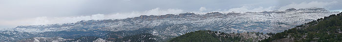 Das schneebedeckte Gebirge Montsant