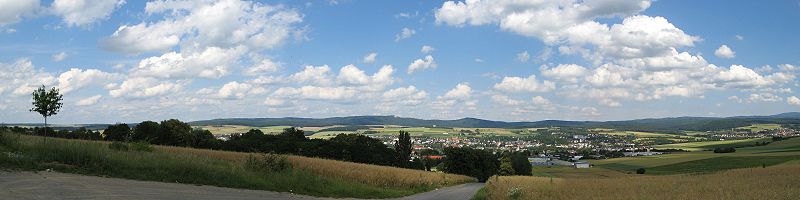 Stadtpanorama von Bad Camberg aus der Nähe der Autobahnabfahrt. Im Hintergrund die Berge des Taunus