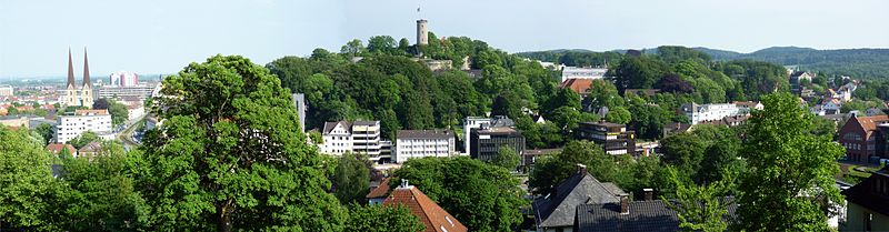 Blick vom Johannisberg zur Sparrenburg, links Neustadt, rechts von Bodelschwinghsche Stiftungen Bethel