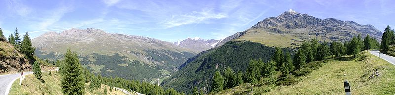 Nordrampe des Gaviapasses mit Blick in die Ortleralpen