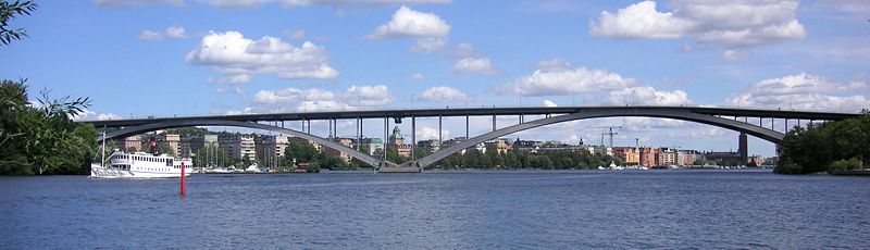 Västerbrons beide Bögen über den Riddarfjärden, Blick von Långhomen. Im Hintergrund Mitte, der Turm des Stockholmer Rathauses und rechts der des Stadshusets