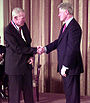 Robert Merton Solow mit Bill Clinton